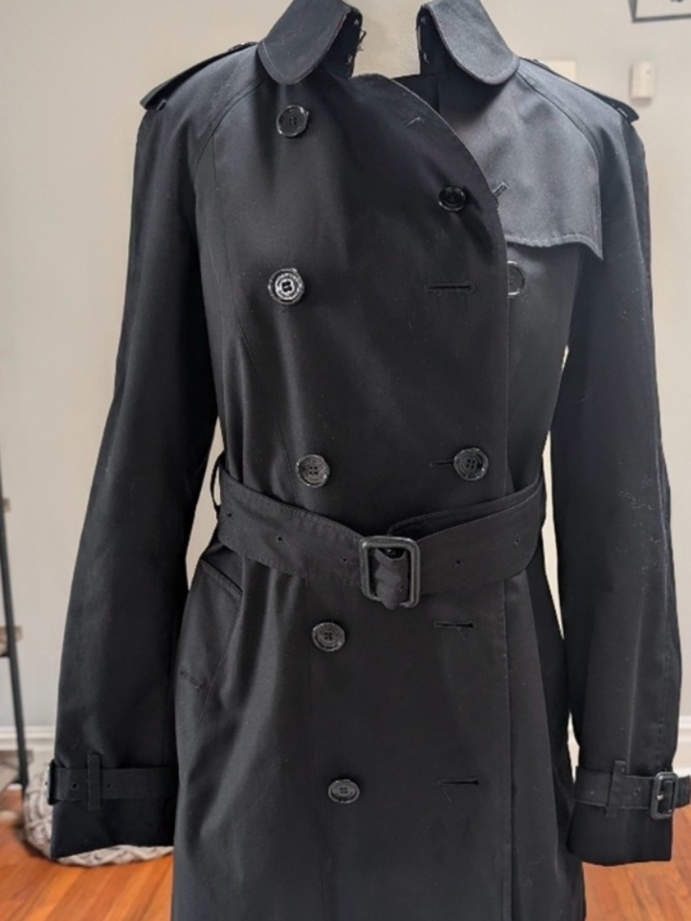 Burberry Classic Black Double-Breasted Trench Coat - Picture 4 of 7